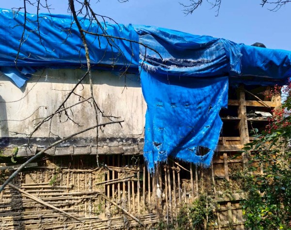 蔵のブルーシート養生　施工前